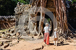 Family at Ta Som temple