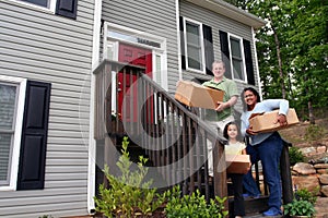 Familia conmovedor nuevo casa 