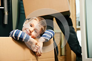 Famiglia toccante loro nuovo casa 