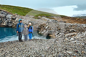 Family near reservoir Storglomvatnet (Meloy, Norge)