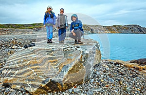 Family near reservoir Storglomvatnet (Meloy, Norge)