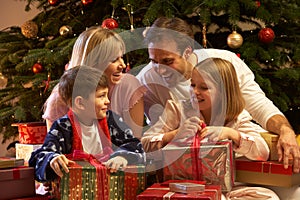Family Opening Christmas img