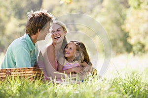 Familie auf der mit Picknick lächelnd 