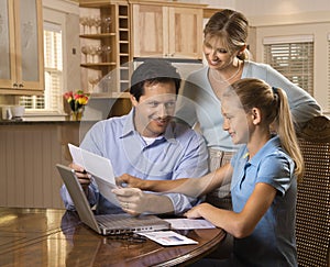 Familia pago sobre el computadora 