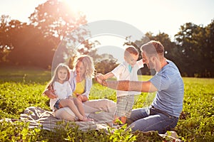 Famiglia sul nel parco 