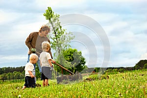 Familia plantando un árbol 