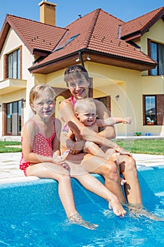 Familia en nadar piscina 