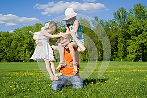 Familia juega sobre el naturaleza 