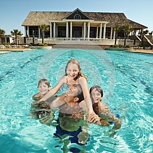 Familia sobre el piscina 