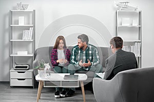 Family psychologist. Social worker counseling parental. Psychotherapy with father and and daughter tenager.