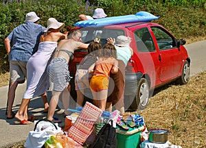 Famiglia sta spingendo auto 