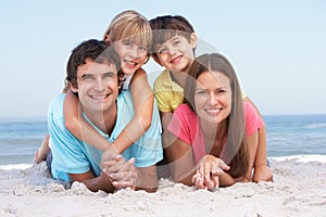 Famiglia rilassante sul Spiaggia vacanza 