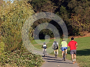 Familia sobre el caballo bicicletas 