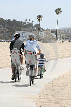 Familia sobre el caballo bicicletas 