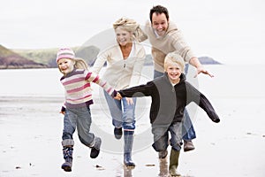 Familia correr sobre el Playa posesión manos 