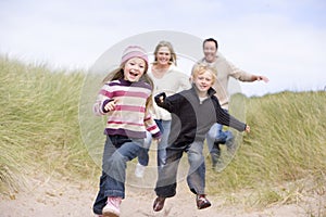 Familia correr sobre el Playa 