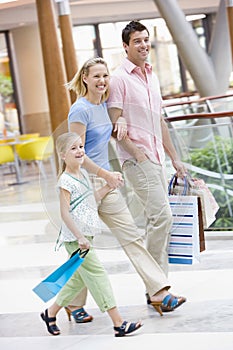 Familia sobre el centro comercial 