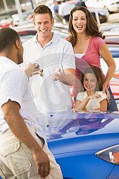 Familia compras nuevo auto 