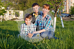 Famiglia sul erba 