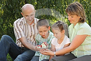 Family is sitting and looking at wendy house