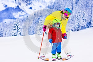 Rodina lyžiarskeho a sneh zábava v zime hory 