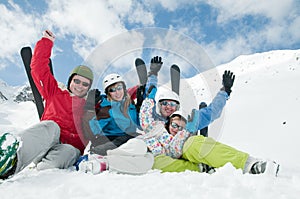 Famiglia sciare la neve il sole un divertimento 