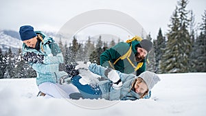 Rodina s malou dcérkou sa zabáva vonku v zimnej prírode, Tatry Slovensko.