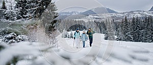 Rodinka s malou dcérkou na prechádzke vonku v zimnej prírode, Tatry Slovensko.