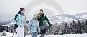 Rodinka s malou dcérkou na prechádzke vonku v zimnej prírode, Tatry Slovensko.