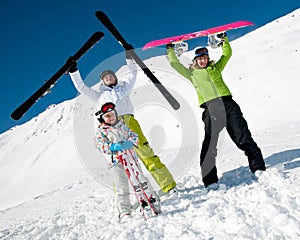 Familia la nieve el sol a divertido 