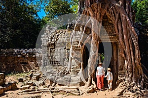 Family at Ta Som temple