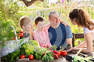 Familie Apropos im garten gesammelt gemüse 