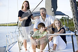 Familie Teenager entspannend gemeinsam auf der ein Boot 