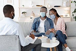 Familia terapia durante epidemia. negro en protector sobre el oficina 