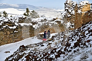 Turistické pozorovanie starých historických hradieb a historického hradu v prírode Zborov Slovensko