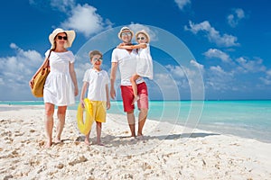 Familia sobre el Playa día festivo 