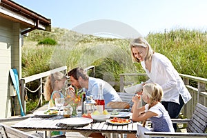 Familia sobre el día festivo comer afuera 