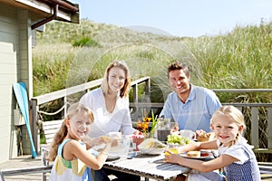 Familia sobre el día festivo comer afuera 