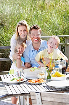 Famiglia sul vacanza mangiare al di fuori 