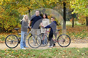 Familia caminando 