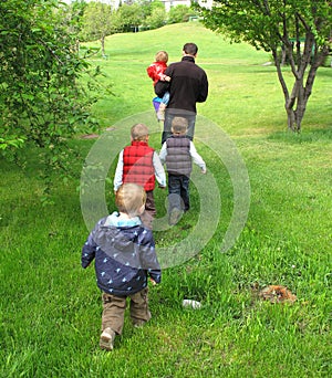 Familia caminando 