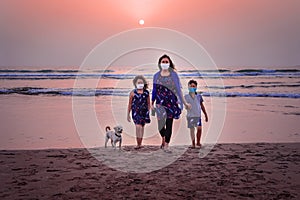 Familie gehen auf der Ozean auf der Sonnenuntergang 