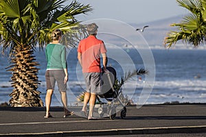 Familia a lo largo de Playa 