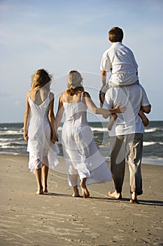 Familie runter Strand 