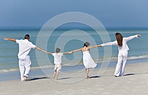 Familia posesión manos sobre el Playa 