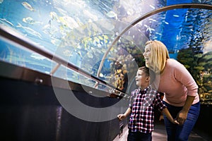 Family watchig fishes at a aquarium