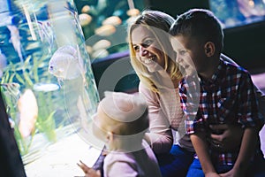 Family watchig fishes at a aquarium