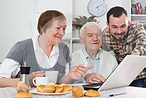 Family watching news in Inet