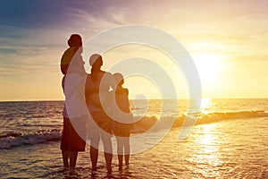 Familie Verfolgung Sonnenuntergang auf der Strand 