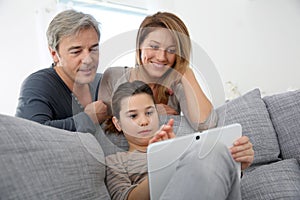 Family websurfing on tablet